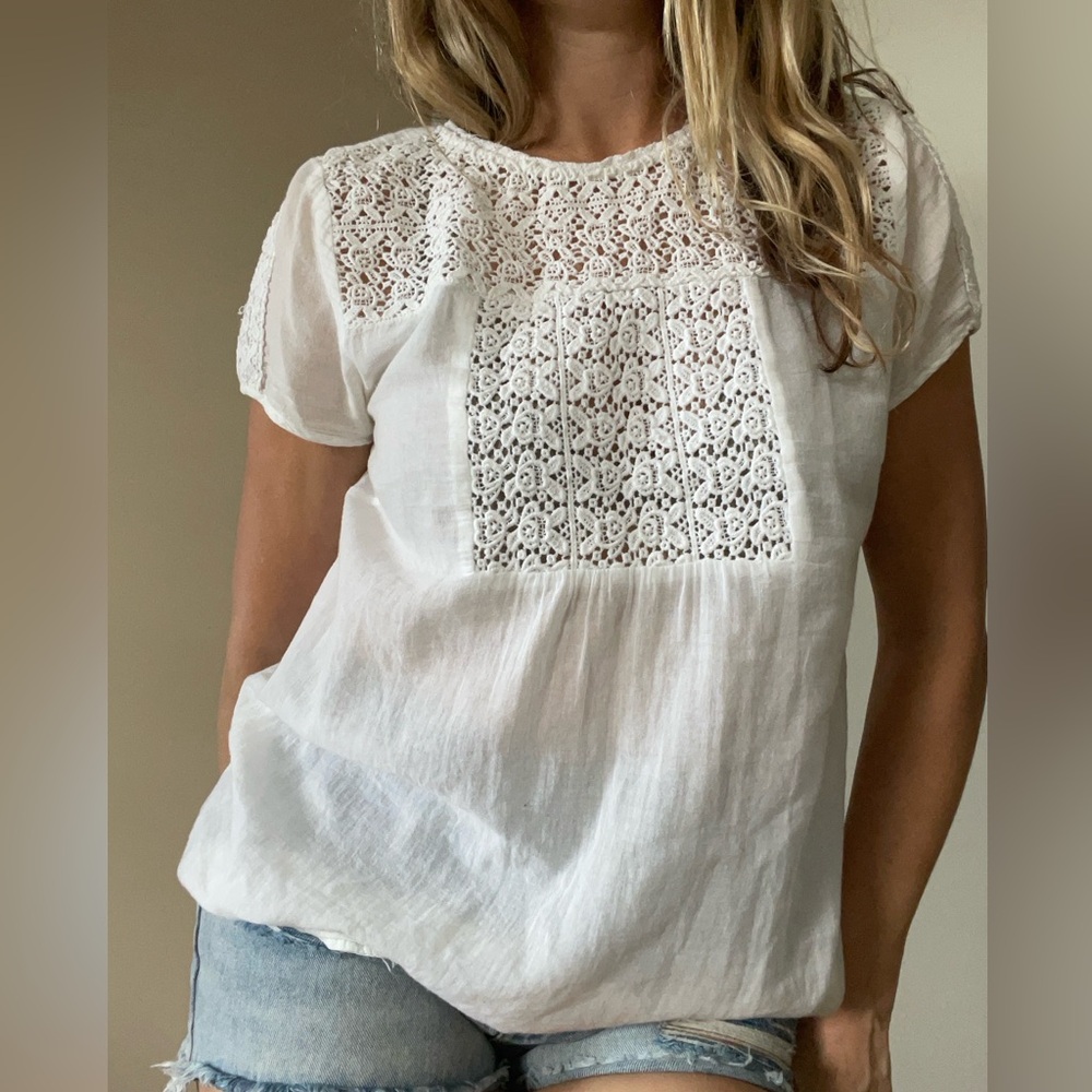 Gap light and airy woven top. Medium